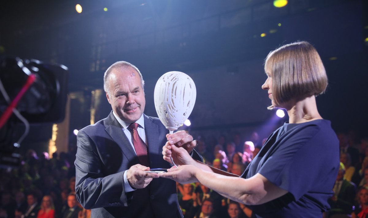 AS Hekotek juhatuse esimehele Heiki Einpaulile annab Aasta Ettevõte 2016 auhinna üle Eesti Vabariigi president Kersti Kaljulaid.