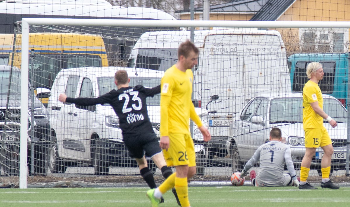 Premium liiga jalgpall, FC Kuressaare, Pärnu Vaprus