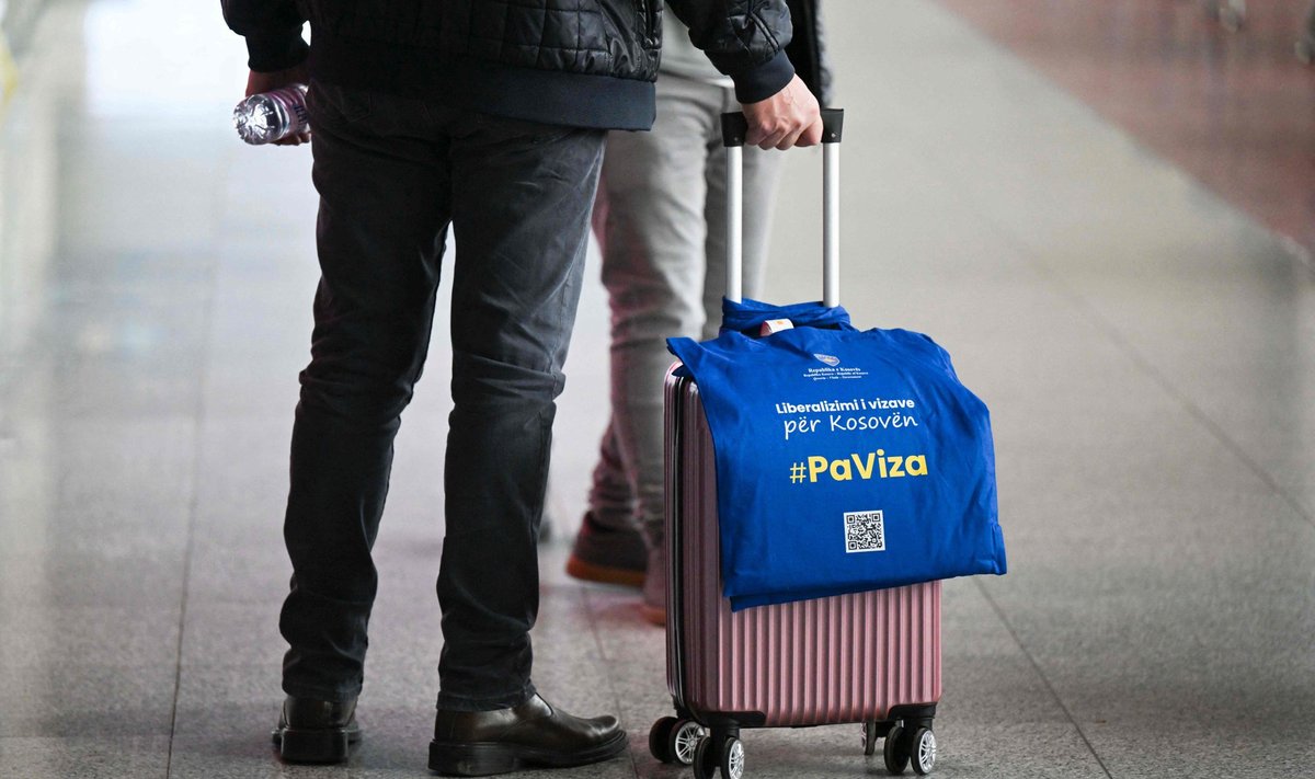 Reisija tassib oma pagasit, mille ümber on viisavabaduse puhul kingitud kandekott.
