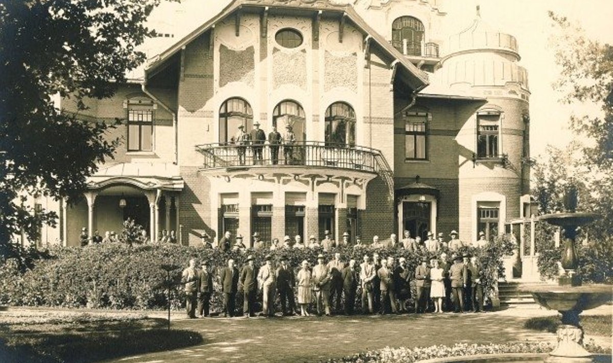 VII Eesti arstide päevast osavõtjad Pärnus Ammende villa ees, 1928. FOTO: EESTI TERVISHOIU MUUSEUMI FOTOKOGU, FOTO F954