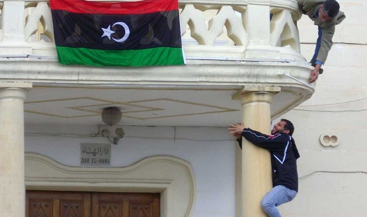 Kodanikekomitee: Lihtsad liibüalased heiskavad Liibüa Malta saatkonnale kuningas Idris I aegse lipu. (Krister Kivi)
