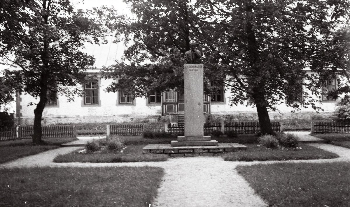 A. H. Tammsaare sünnivalla Albu rahvas püstitas kirjanikule juba tema eluajal, 1936. aastal Järva-Madisele Ferdi Sannamehe tehtud monumendi.
