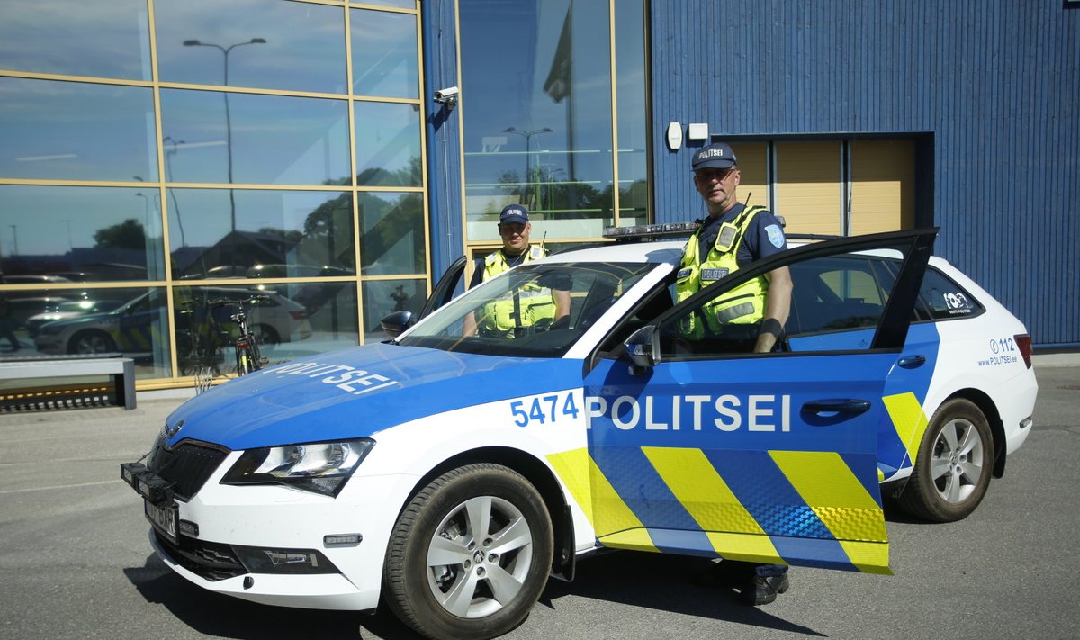 Välijuht Tambet Oll (paremal) ja patrullpolitseinik Andres Brõsov on uue sõidukiga rahul. Kollased  vestid meeste seljas ja kollased triibud masinal näitavad, et tegu on esmaste reageerijatega.