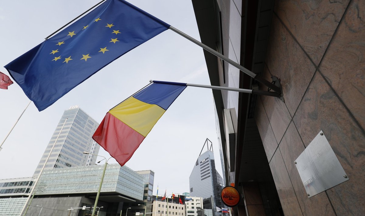 Rumeenia ja Euroopa Liidu lipud.
