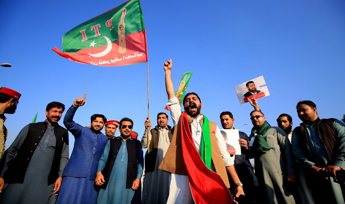 Imran Khani toetajad protestivad Peshawaris toimuvatel üldvalimistel väidetava võltsimise vastu.