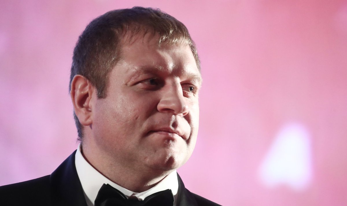 Russian MMA fighters Emelianenko and Ismailov give press conference in Moscow