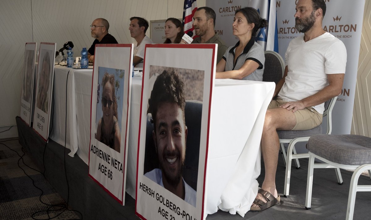 Родственники граждан США, пропавших без вести после внезапного нападения боевиков ХАМАС возле границы с сектором Газа в Тель-Авиве, Израиль.
