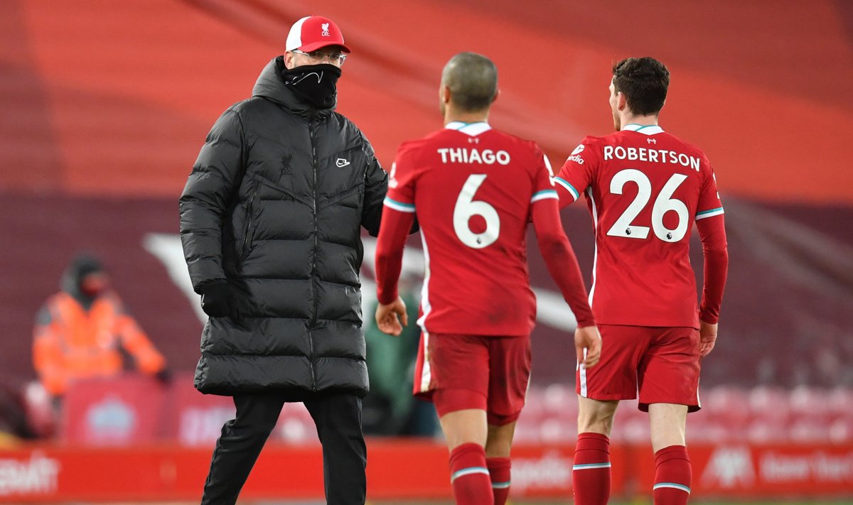 Jürgen Klopp koos Thiago Alcantara ja Andrew Robertsoniga