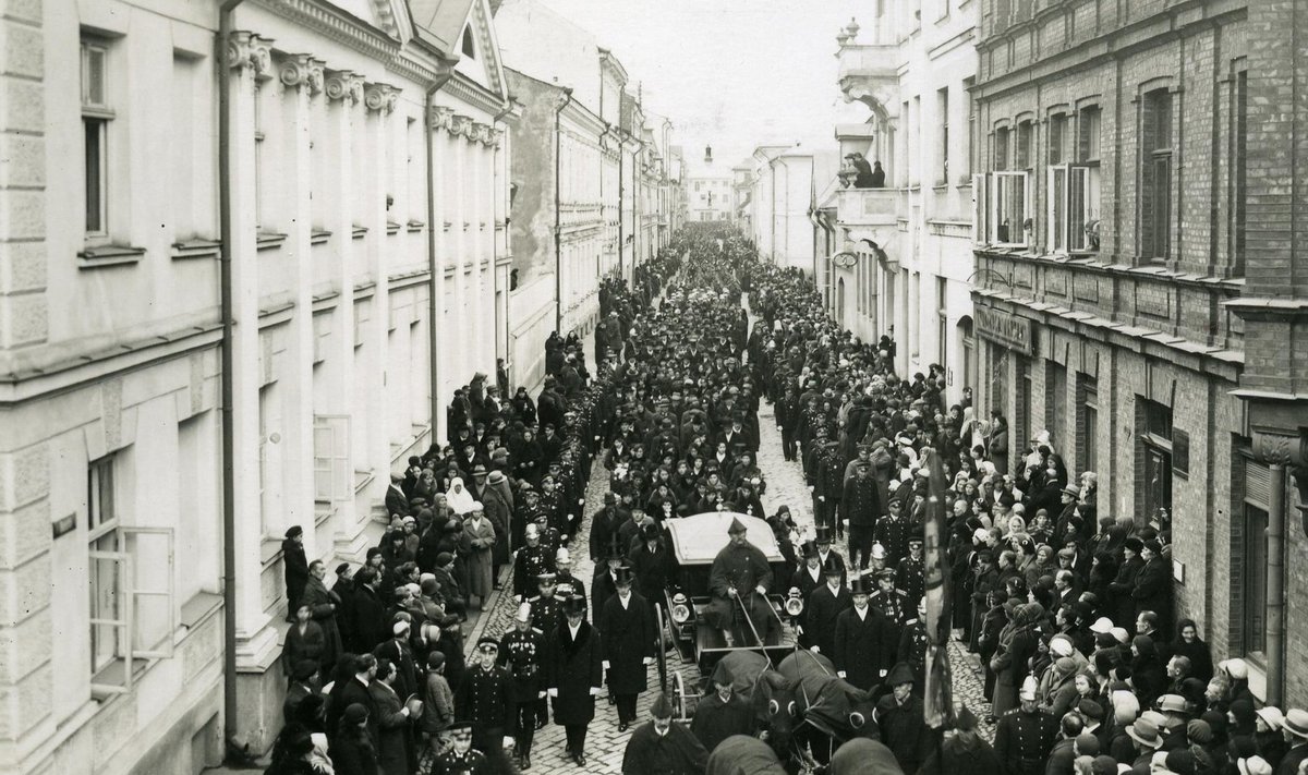 LÕPUTU LEINARONG: Kaupmees Mart Jänese matused Tartus 29. oktoobril 1933.