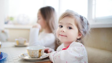 С какого возраста можно давать чай ребенку: польза и вред напитка, рекомендации педиатров и советы по приготовлению