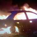 В Тартумаа прямо посреди дороги загорелся автомобиль