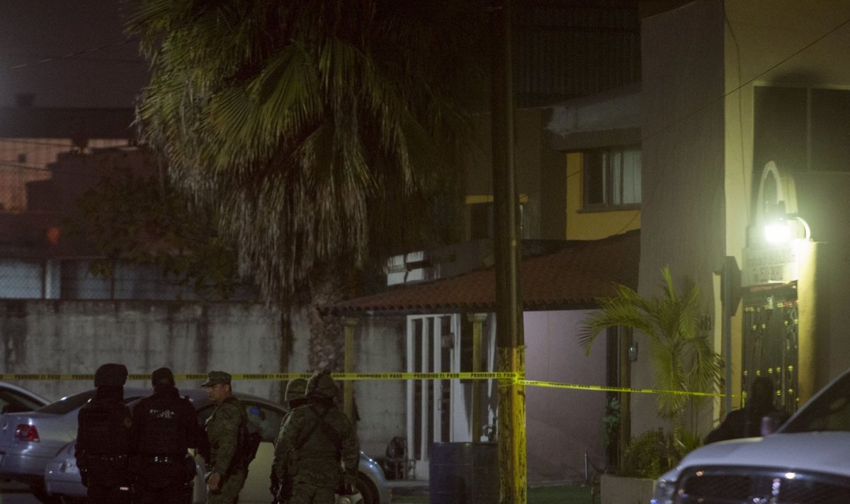 Mehhiko armee sõdurid valvavad piirkonda, kus elumaja üheksa inimest maha lasti. (Foto: AFP)