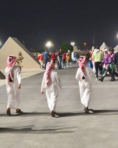 Katari perekond nende tranditsioonilisest riietuses