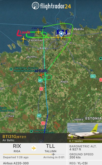 Фото читателя с сайта Flightradar24.com. На фото видна траектория самолетов, задержавших посадку.