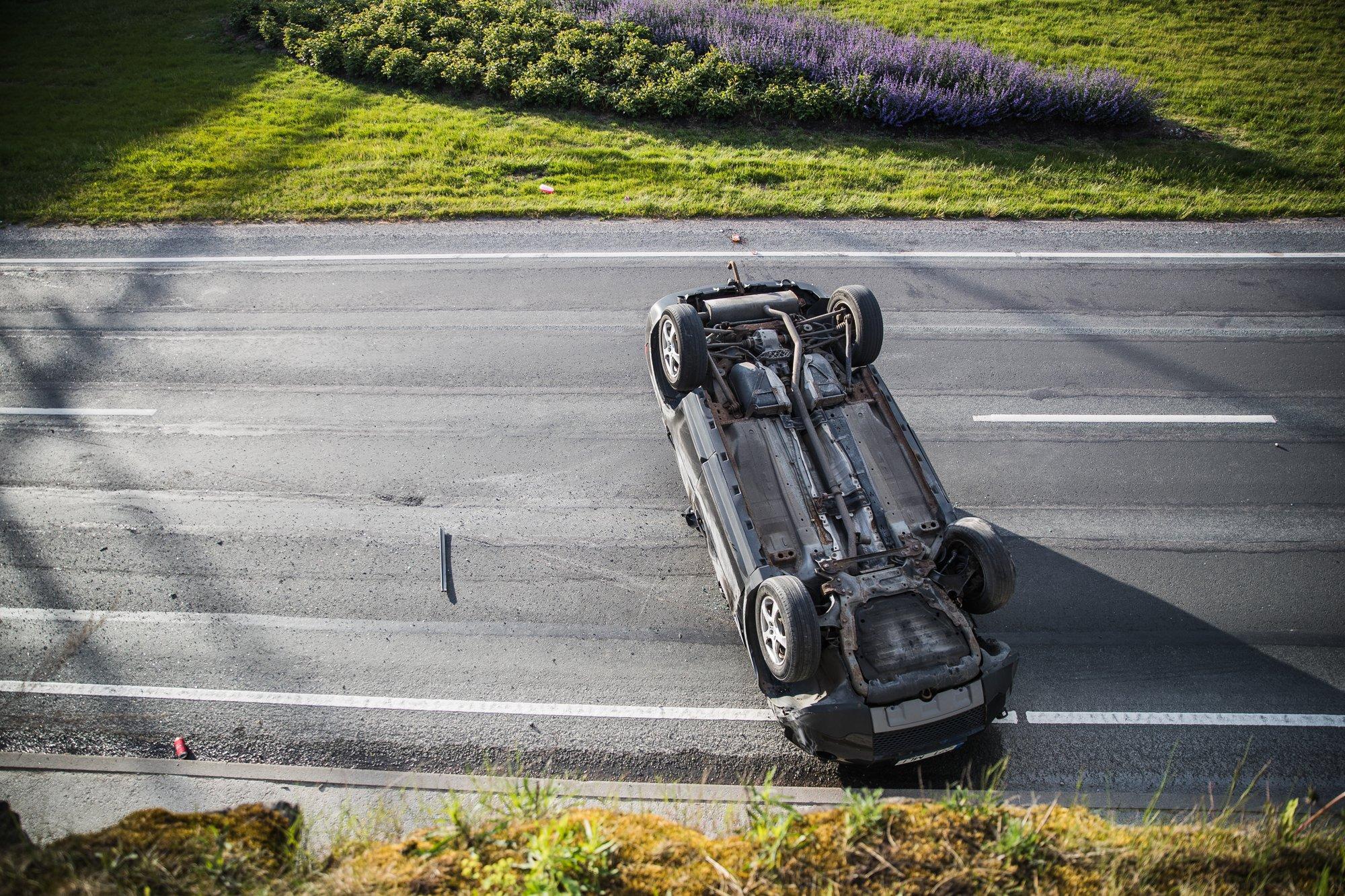 ФОТО | Жестокая авария на Лаагна теэ: один автомобиль перевернулся на  крышу, другой на бок. Водитель был пьян - Delfi RUS