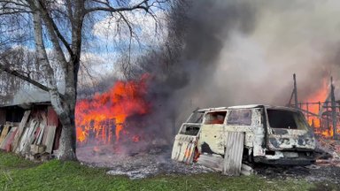 ВИДЕО и ФОТО | В Вильяндимаа открытым пламенем горят жилой дом и хозяйственные пристройки