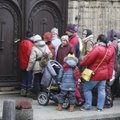 ФОТО: Приход церкви Олевисте в честь праздников предложил еду и одежду нищим и бездомным