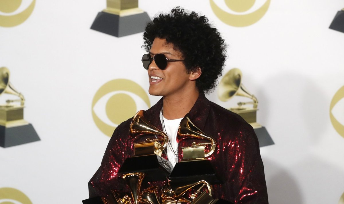 Bruno Mars poseerib oma Grammydega. (Foto: REUTERS)