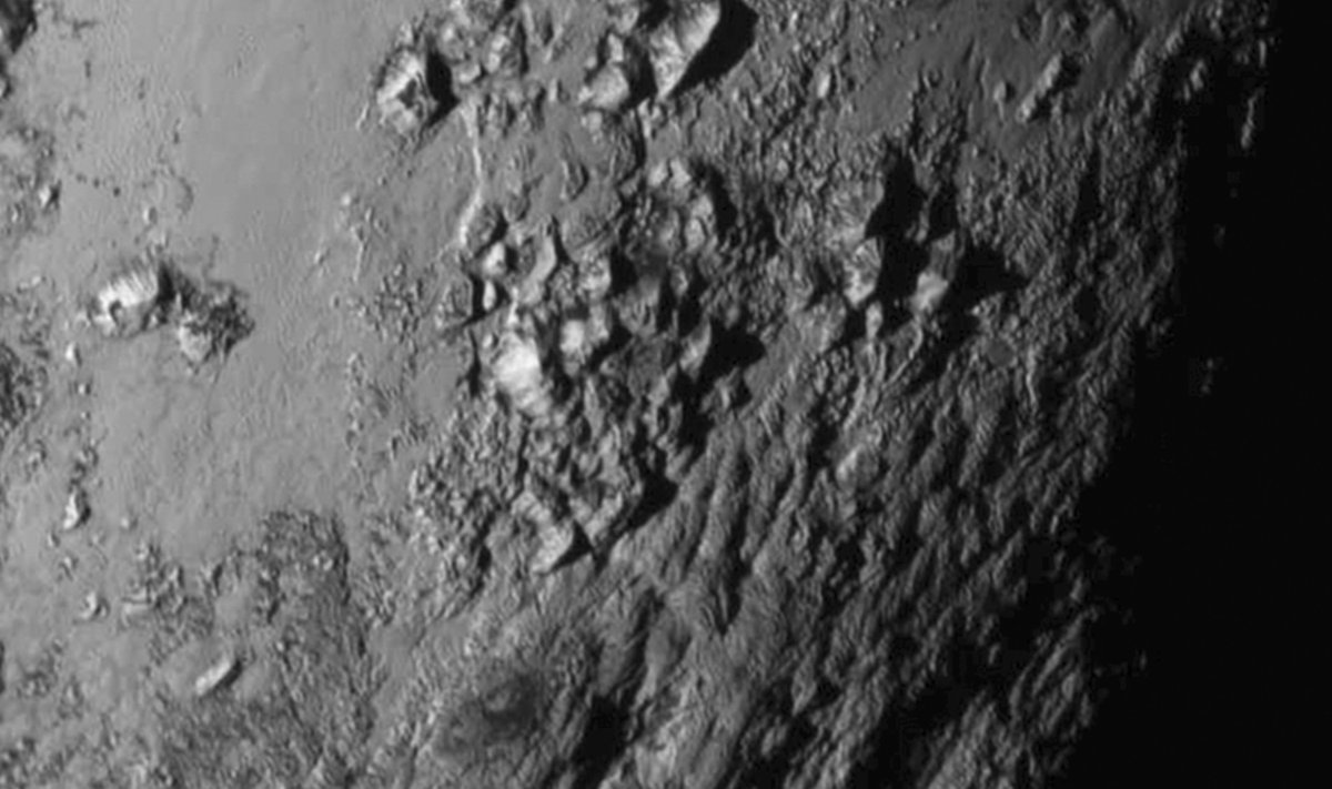 Sel fotol on näha Pluuto ekvaatoriala, mis on kaetud jäiste mägedega.