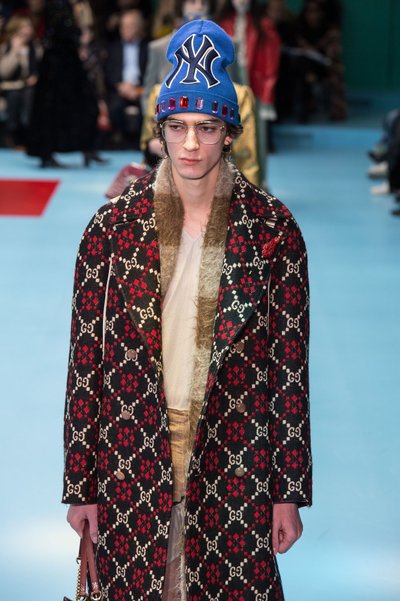 Gucci näitas Milano moenädalal, et kividega kaunistatud kootud mütse tasub mõnuga kanda.