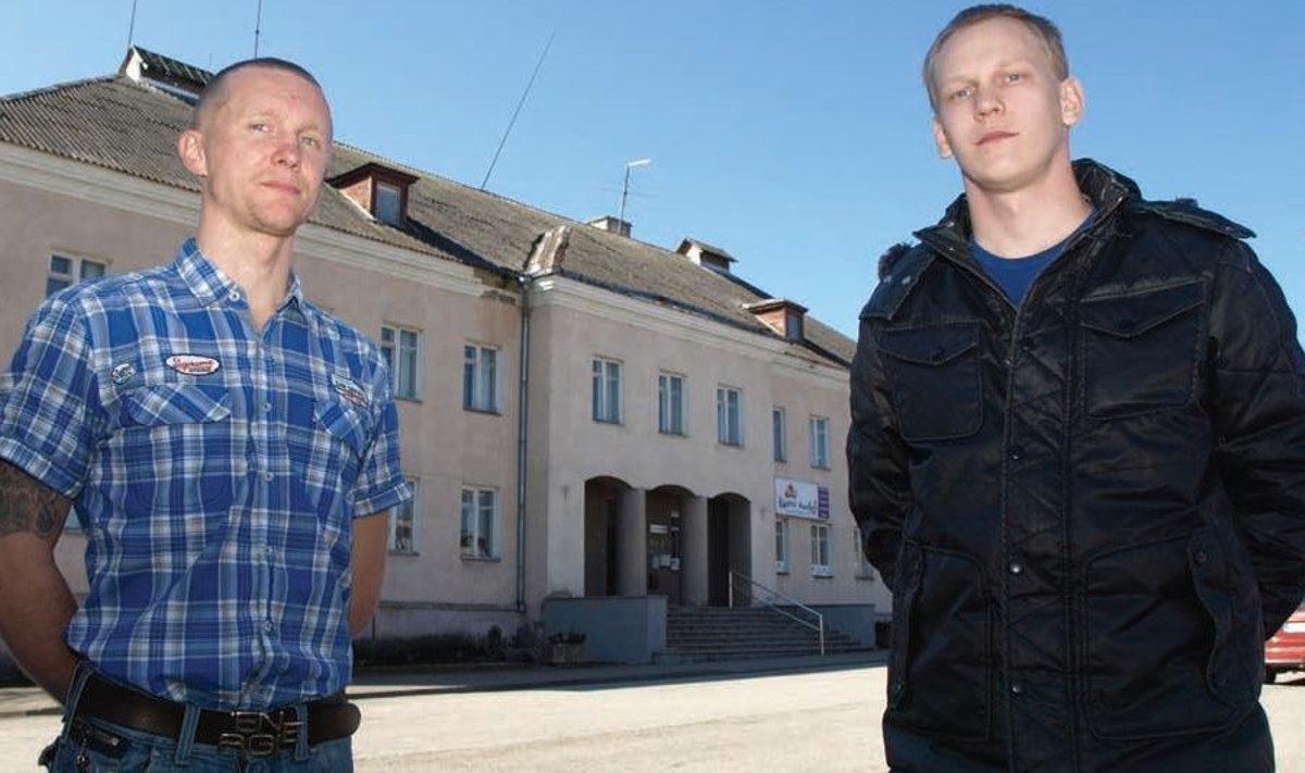 Ivo Koronen ja Ragnar Kenk ostetud maja ees