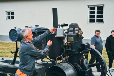Rootsis Skandia tehases 1908/1909 toodetud 13 hj kuumpeamootor on üsna haruldane nii suur töötav kuumpea. Silindripead kuumutab masina taastaja Mait Maasik.