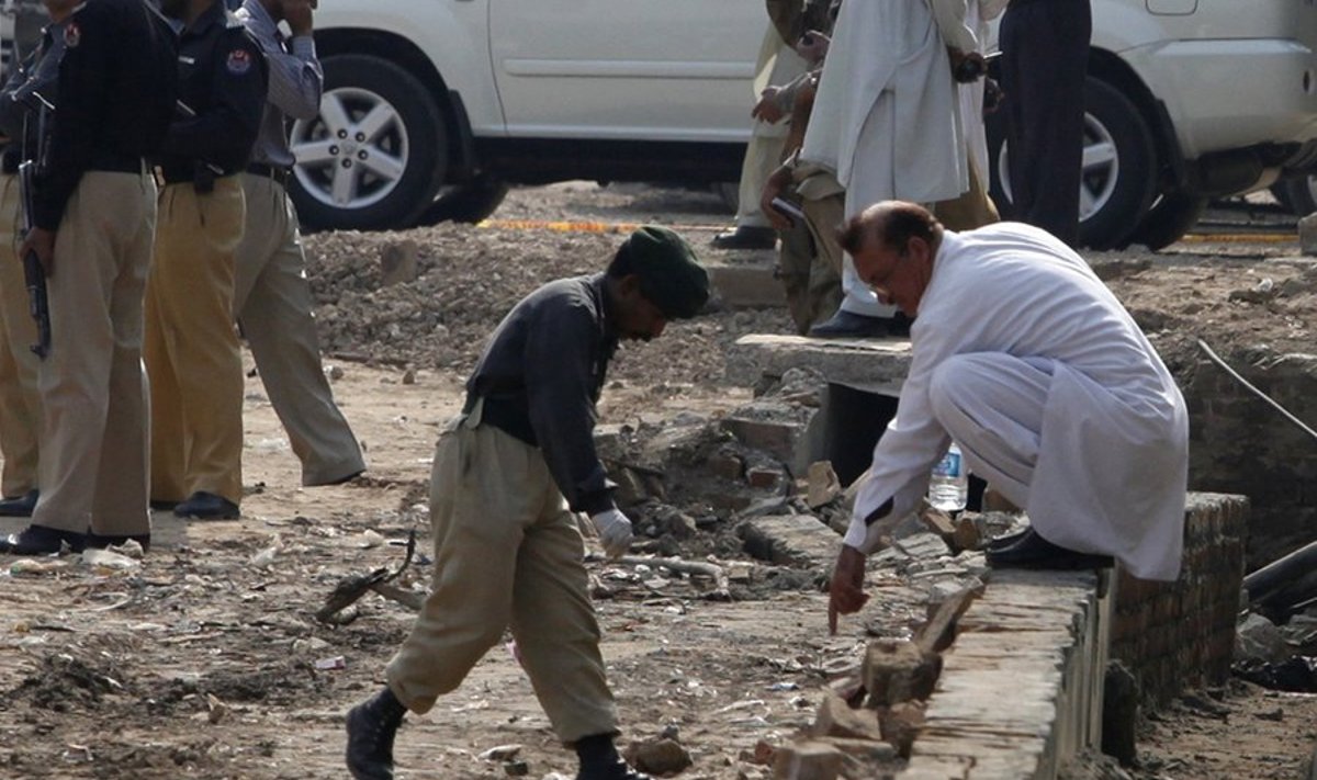 Pädevate Pakistani ametivõimude esindajad plahvatuse järel Shalimari hotelli parkimisplatsil.