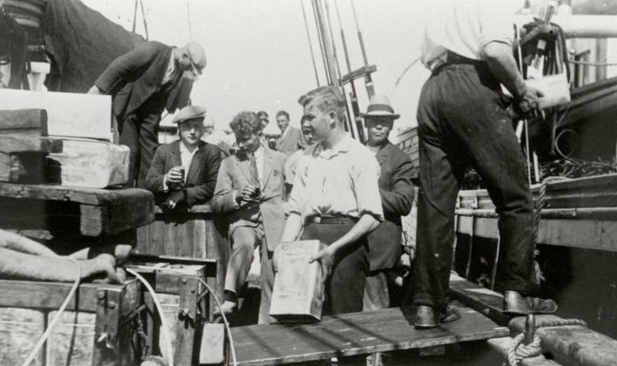 Inimsmugeldamine sai alguse 1940. aastal, kui nõukogude võim keelas kaluritel merel kala püüda, kuid osaliselt ulatuvad selle traditsioonid ka salapiirituse vedamise aega. Fotol eestlastest piiritusevedajad enne sõda piiritust paatidesse laadimas.