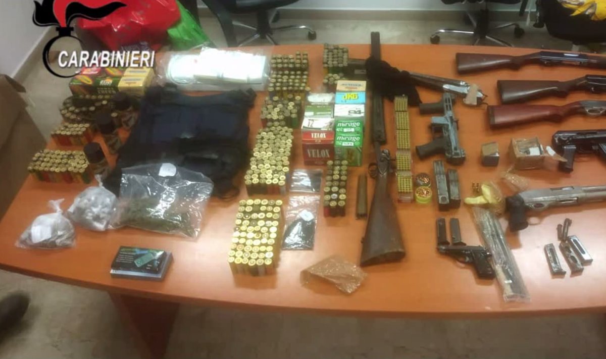Osa relvi, mis konfiskeeriti mullu detsembris 'Ndrangheta-vastasel politseioperatsioonil.