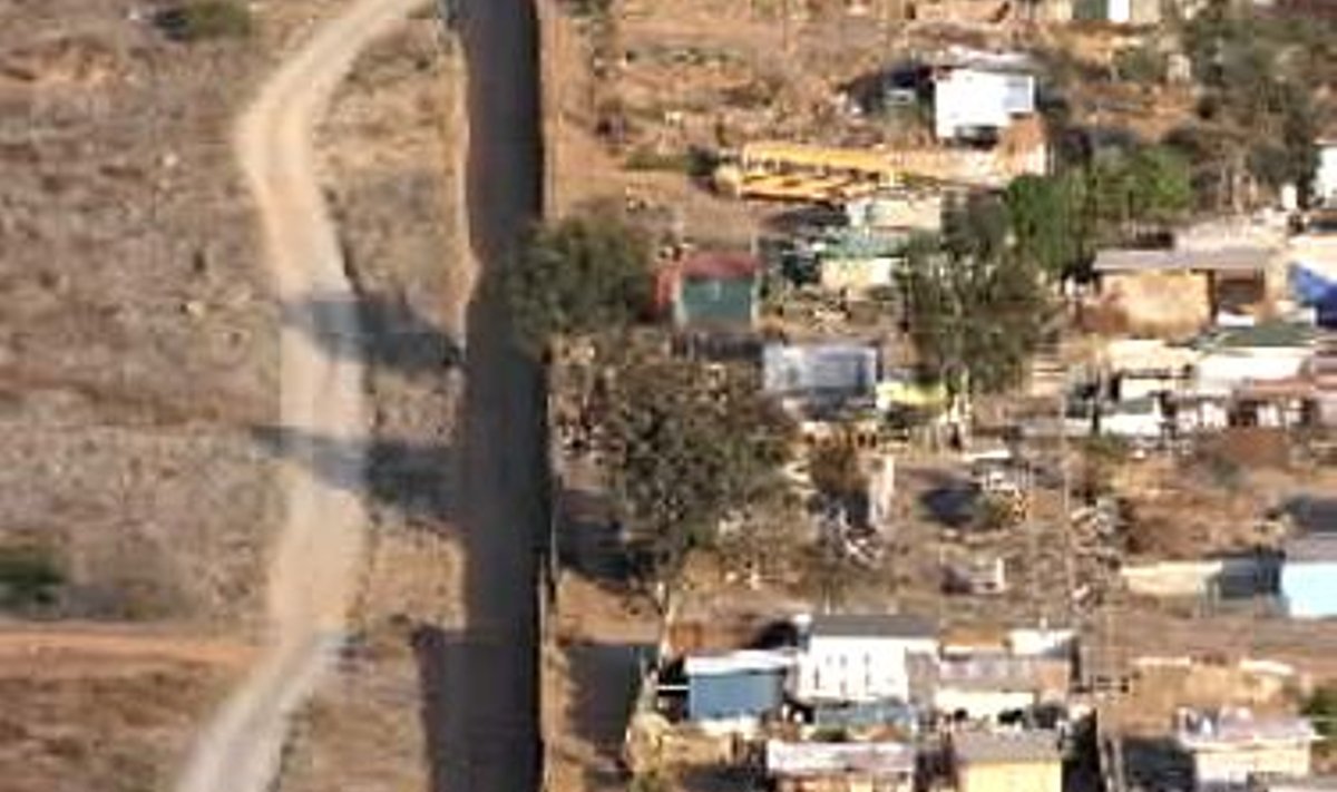 USA-Mehhiko piir, Tijuana linna slumm vastu USA piiri