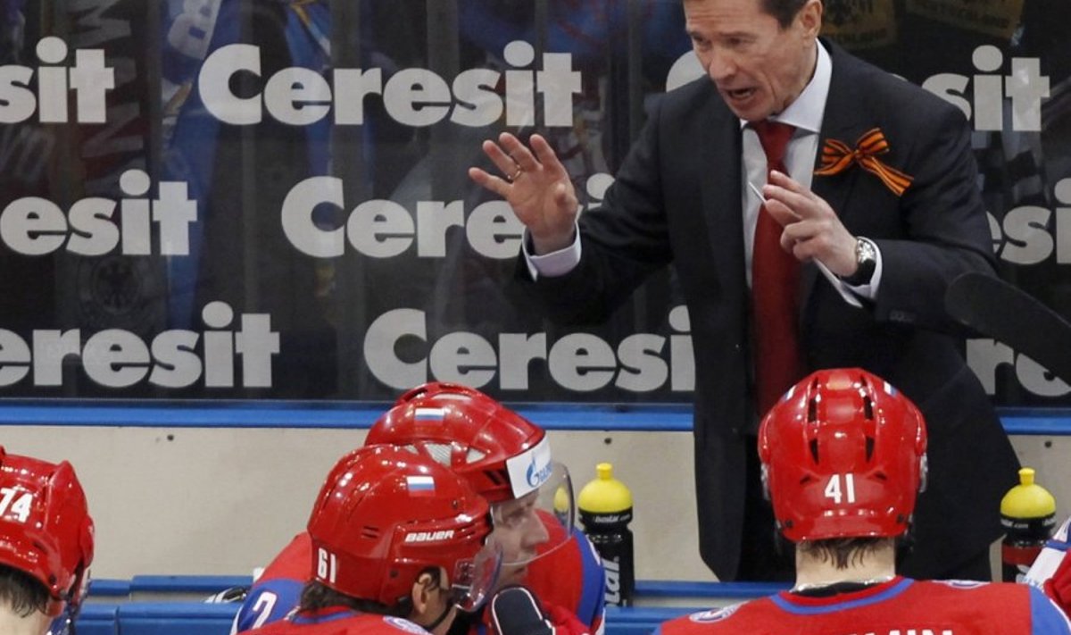 Russia's head coach Vyacheslav Bykov (top R) talks to his players during their Ice Hockey World Championships match against Germany in Cologne May 15, 2010.  REUTERS/Grigory Dukor  (GERMANY - Tags: SPORT ICE HOCKEY)