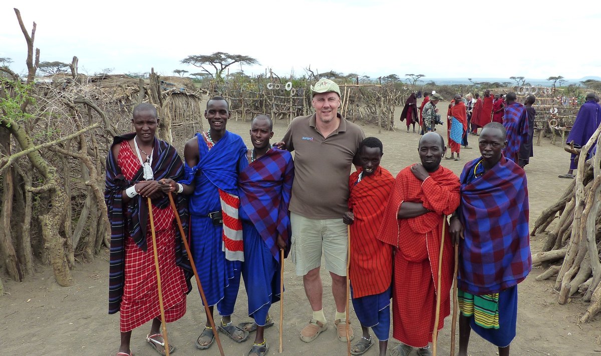 Tansaanias koos kohalike masaidega. Riho-Bruno soovis suguharu ühe liikmega pilti teha, aga sai viis pealekauba.