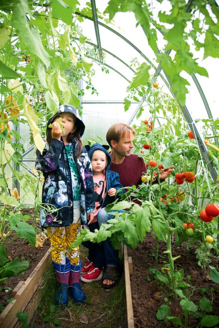Roosil ja Kirsil on Sakus mõnus elu: saab soojal ajal vabalt õues ringi joosta ja isa Aloga kasvuhoonest tomateid noppida.