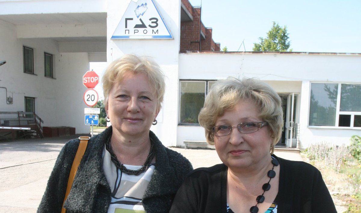 Nadežda (vasakul) ja Valentina (paremal) märgivad, et kõige valusamini tabab koondamislaine neid, kelle perest töötab tehases mitu liiget.