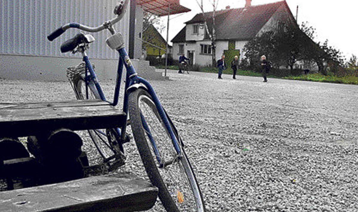 Sellest keset Kolkja küla pargitud jalgrattast jääb väheks, et mööda maakonda tööd otsida. 