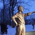 FOTOD: Armastatud filmimehe Kaljo Kiisa skulptuur sai täna avatud
