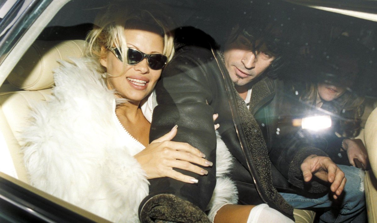 Pamela Andersoni jutust jääb kõlama, et tema elu armastus oli Tommy Lee. Reaalne elu aga pole muinasjutt, sel lool polnud romantilist lõppu. Foto on tehtud 1995. aastal, kui paparatsod neil hagijatena sabas püsisid. 
