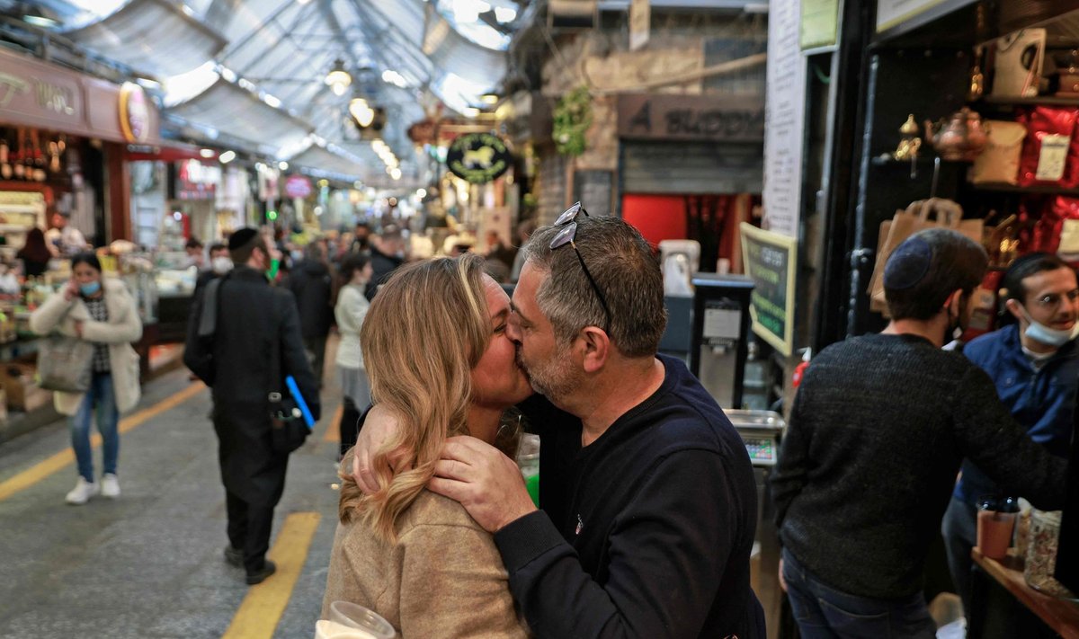 TAGASI NORMAALSUSSE: Suudlus Jeruusalemma Mahane Yehuda turul 18. märtsil.