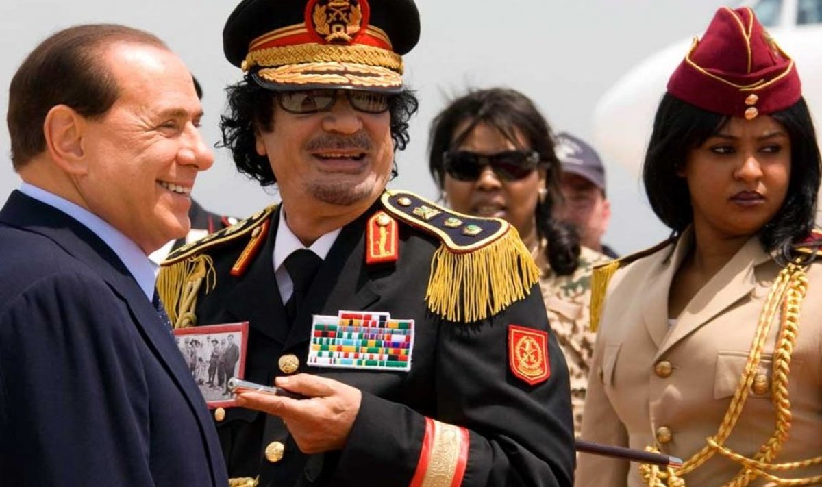 Muammar ja Silvio: Liibüa diktaatori esimene visiit Itaaliasse 2009. aasta juunis. Paremal Gaddafi naissoost ihukaitsja. Berlusconi äsjaste seksiskandaalide taustal muutub pilt lausa sümboolseks. (Reuters / Scanpix)