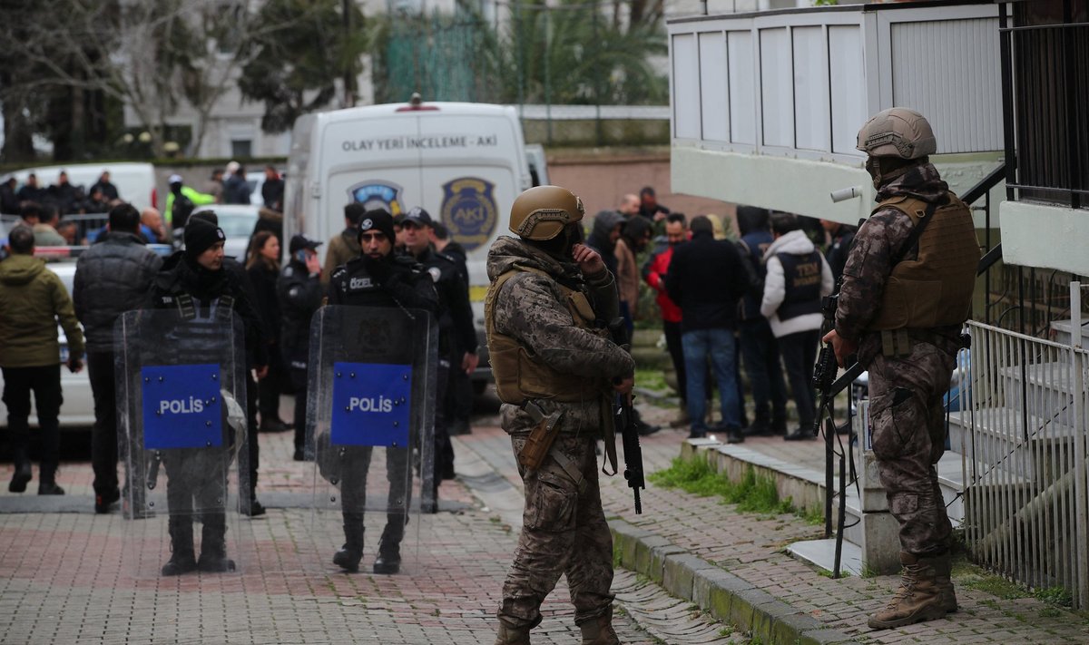Türgi politsei valvab Istanbuli Santa Maria katoliku kirikut.
