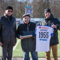 FOTO | Tallinna Kalevi jalgpalliklubi tänas erilist vanahärrat sümboolse žestiga