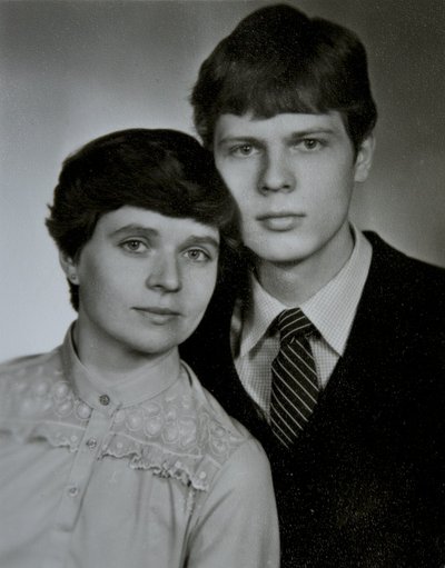 Riho Ja Tamara Hütt 1983 pärast pulmi, pildistatud Läti Valgas ehk Valkas, kus oli toona Eesti Valga omast parem piltnik.