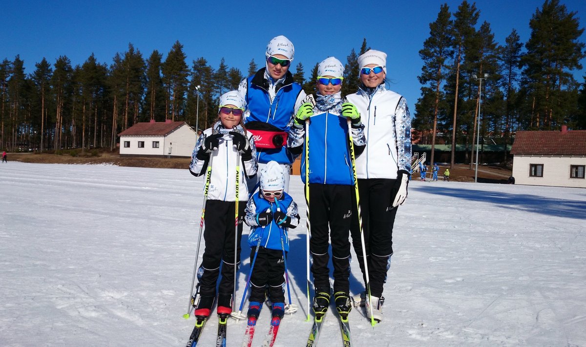 Viis A-d seitsmest. Taga Andreas (vasakult), Anders ja Angela, ees Anlourdees ja Andorres. Anette istub Soomes koolipingis, Andrus teeb pilti.