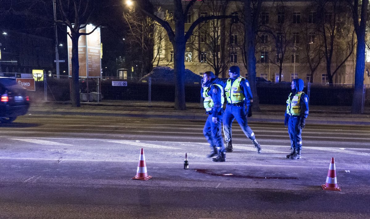 Uusaastaööl jäi Tallinnas vales kohas teed ületades auto alla ilutulestikku vaatama kiirustanud mees.