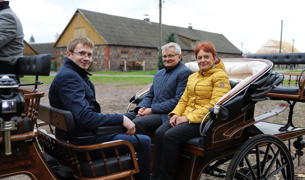 Marko Gorban, Tarmo Tamm ja Merli Sild kogemas maaelu Tori hobusekasvatuse näitel.