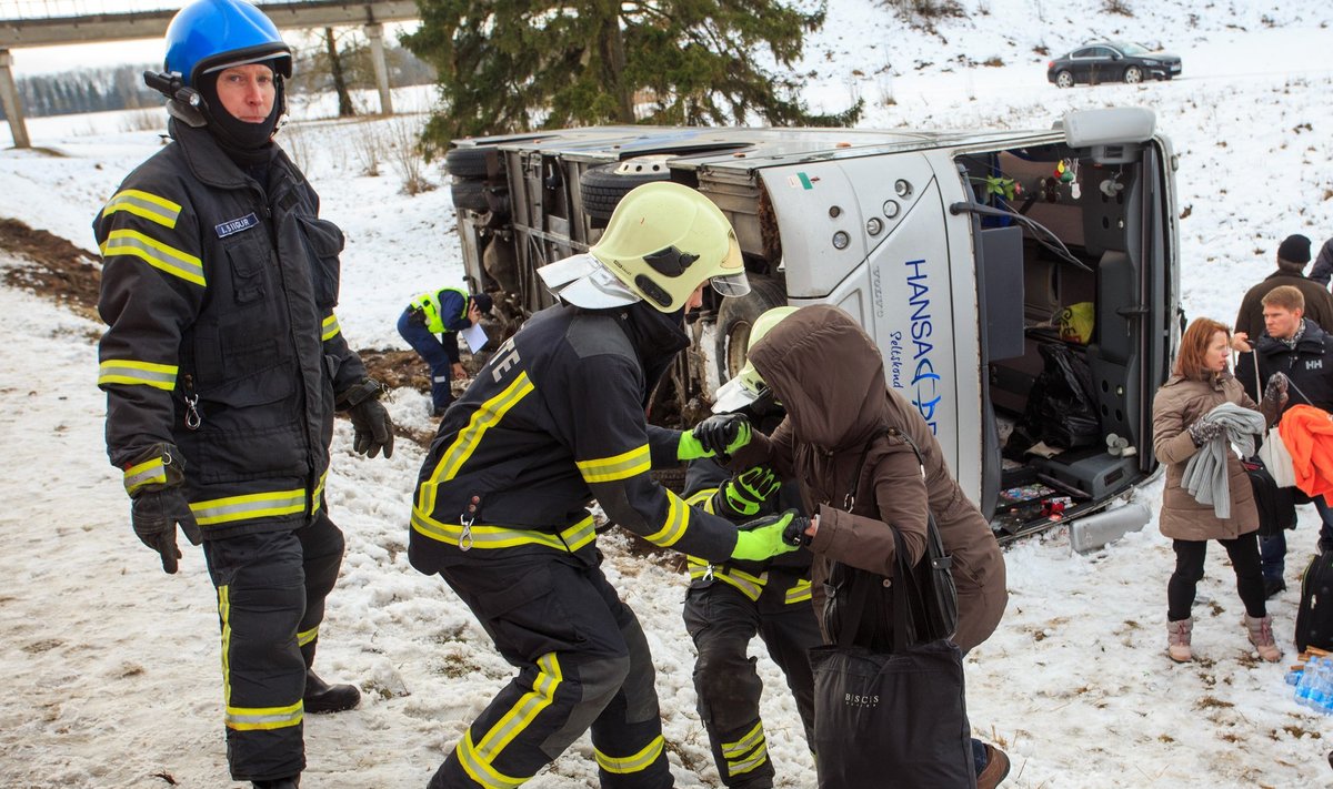 Laupäevane Halingal juhtunud õnnetus oli õnneks raskemate tagajärgedeta, sest enamik bussis olnuid oli turvavöö kinnitanud.