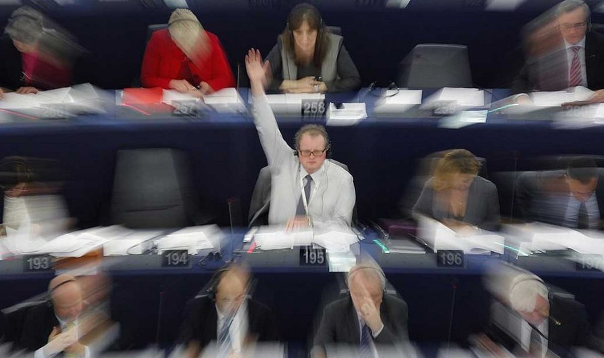 Europarlament hääletas lõpuks miljoneid eurosid maksva edasi-tagasi rändamise lõpetamise poolt.
