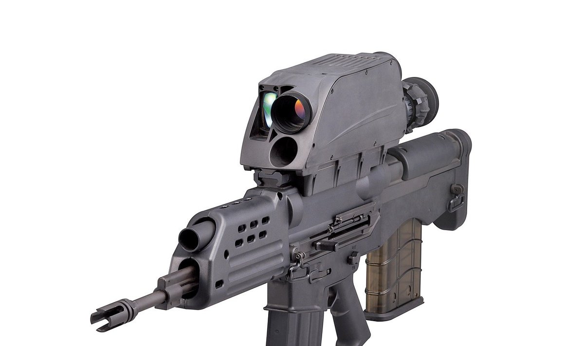 K11 DAE on relv nagu ulmefilmist, aga selle suurus ja keerukus asetab tema kasutamismugavuse suure küsimärgi alla. 