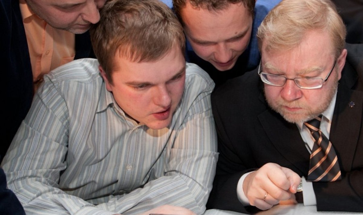 Rauno Veri tõi kaitseministri nõunikuks Mart Laar. Sellel pildil on ta veel IRLi pressiesindaja, kes uurib teistega valimistulemusi