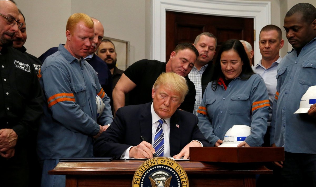 Terase- ja alumiiniumitehaste töötajatest ümbritsetud USA president Donald Trump allkirjastas Valges Majas neljapäeval tollitariifide korralduse, mis ähvardab tekitada kaubandussõja.